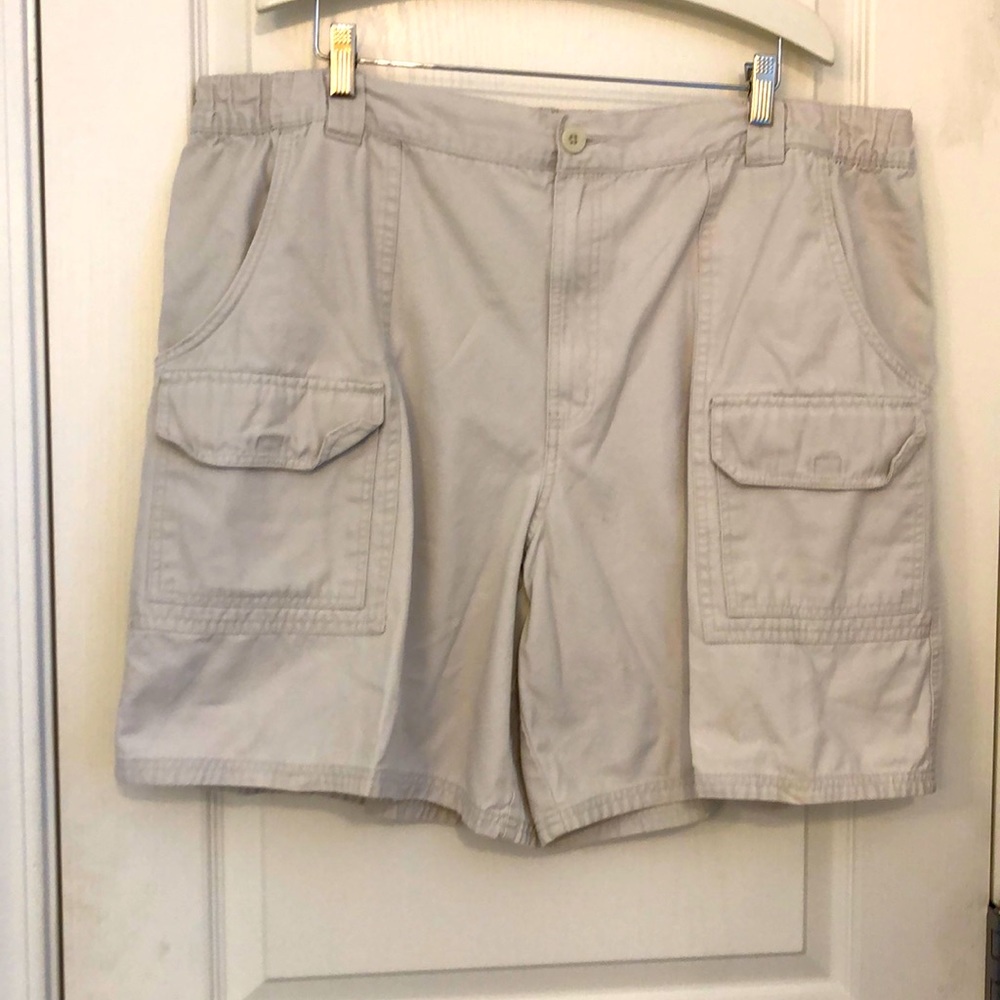 😊 Men’s basics classic cargo khaki shorts 100% cotton size 2X. NWOT
